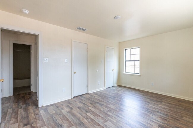 Building Photo - 2233 Fannin St