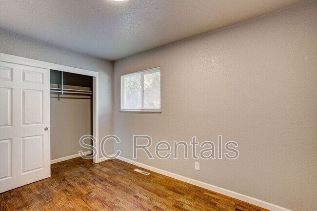 Building Photo - 526 S Howes St