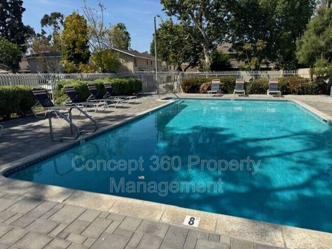 Building Photo - 13525 3/4-13524 Village Dr