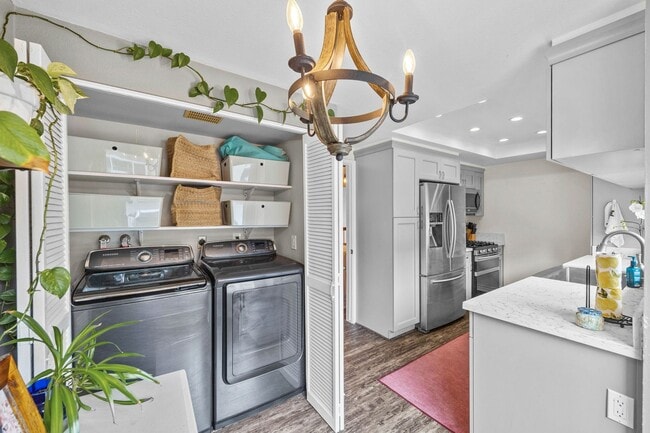 Building Photo - Large townhome in Huntington Beach!