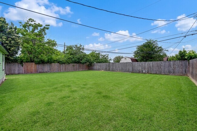 Building Photo - 2205 Kingsdale Dr