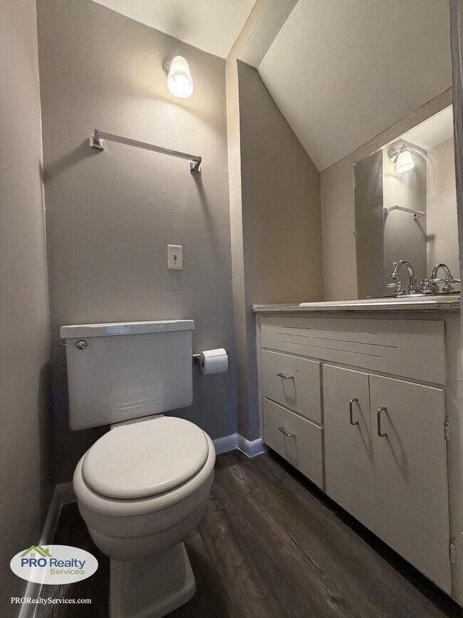 Building Photo - Charming 3 Bedroom Home