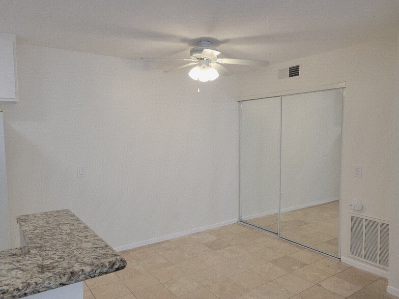 Dining area, fan - 27240 Luther Dr