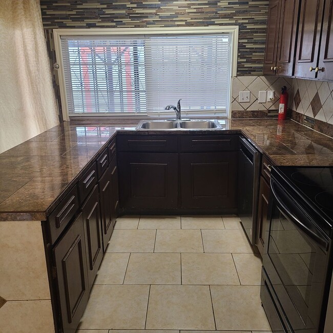 Building Photo - Spacious 2 BR/2.5 bath townhome near the Medical Center w/a fenced in yard!