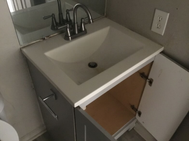 Building Photo - Room in Condo on Beck St