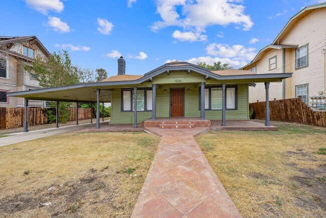 Building Photo - Beautiful historic home only minutes from downtown