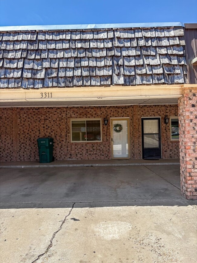 Primary Photo - 3311 N Vista Dr