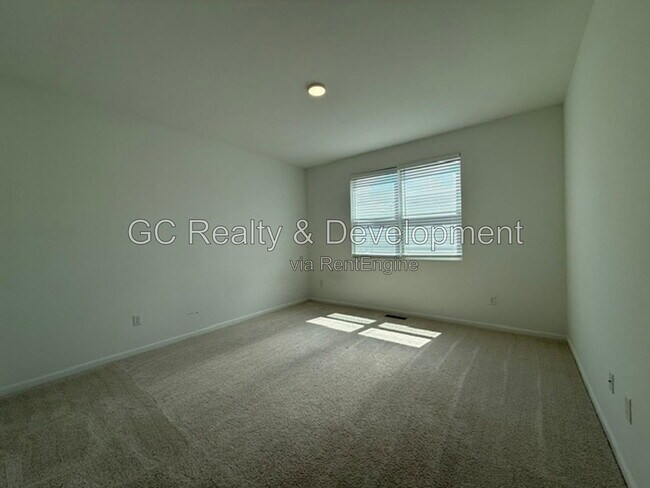 Building Photo - 249 Kingsport Dr