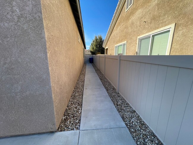 Building Photo - Apple Valley-Del Web Home, 2 Bedrooms,2 Ba...
