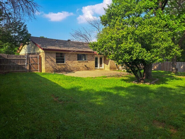 Building Photo - 3 Bedroom / 2 Bath / 2 Car Garage
