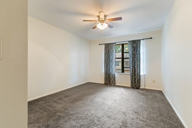Building Photo - 1090 Sundering Dr