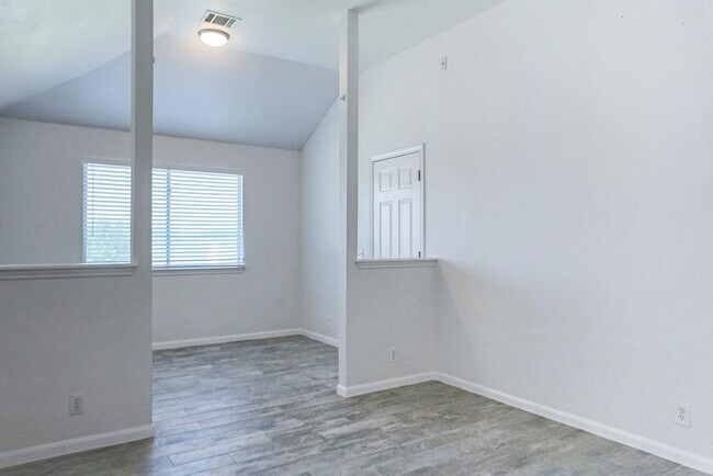 Building Photo - 215 Estate Dr