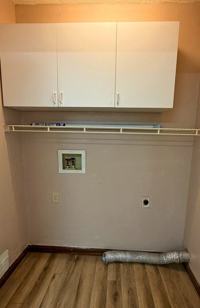 Building Photo - 2 Bedroom Home w/ Flex Room, fenced in yard - Close to base!!