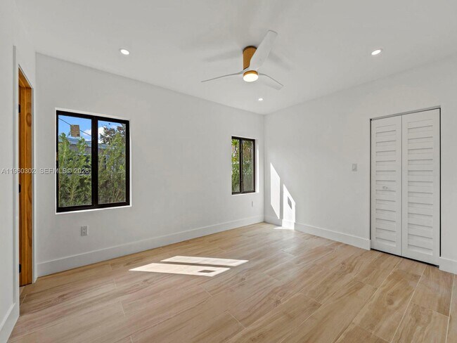 Building Photo - 5841 SW 13th St