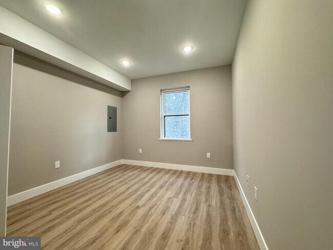 Building Photo - 646 W Huntingdon St