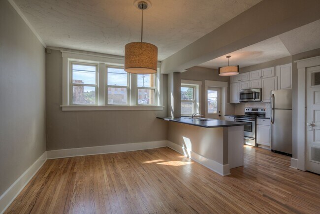 Building Photo - 4-Plex on Farnam