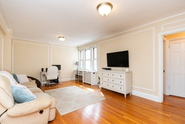 Building Photo - 1450 Beacon St
