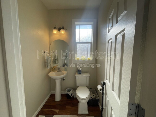 Building Photo - 1723 NW Wonderview Ave