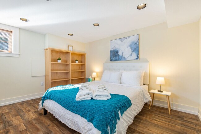 Building Photo - 1005 E Roy St