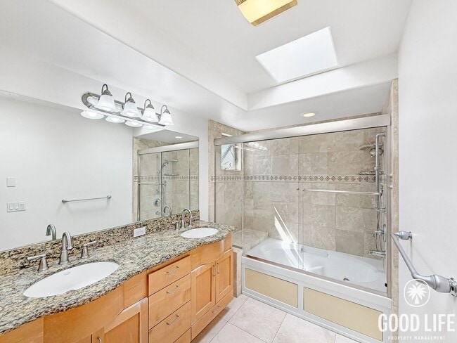 Building Photo - Stunning 3BD/3BA W/ A/C, Attached Garage, and In-Unit Laundry in Pacific Beach!