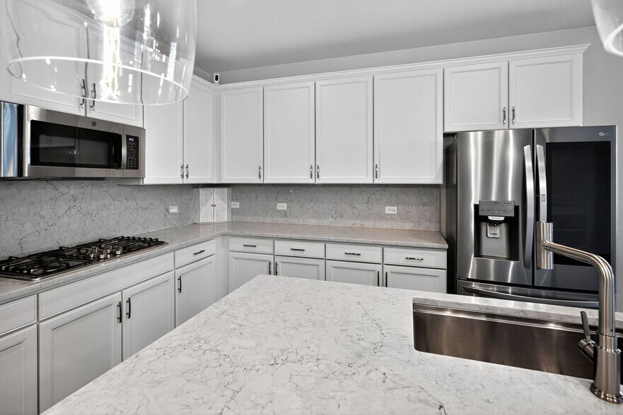 Building Photo - 288 S Robertsdale St