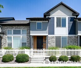 Building Photo - Stunning Townhome In Excellent Location!
