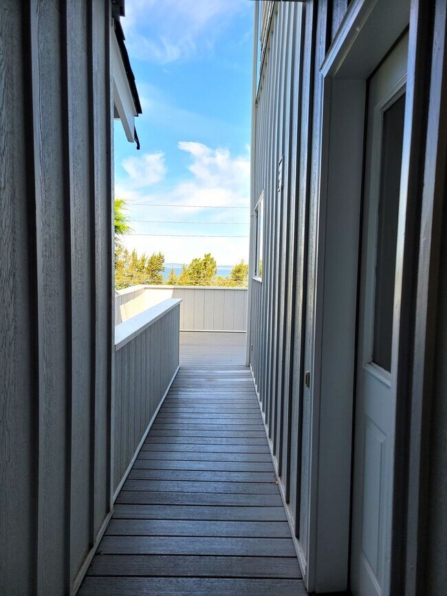 Building Photo - Bayview Condo 2 Bedrooms with Gas Fireplace  - S State St