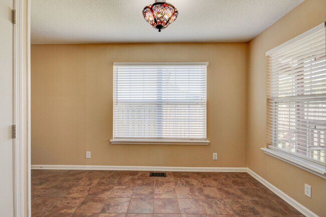 Building Photo - Super cute Ranch on Cul De Sac with update...