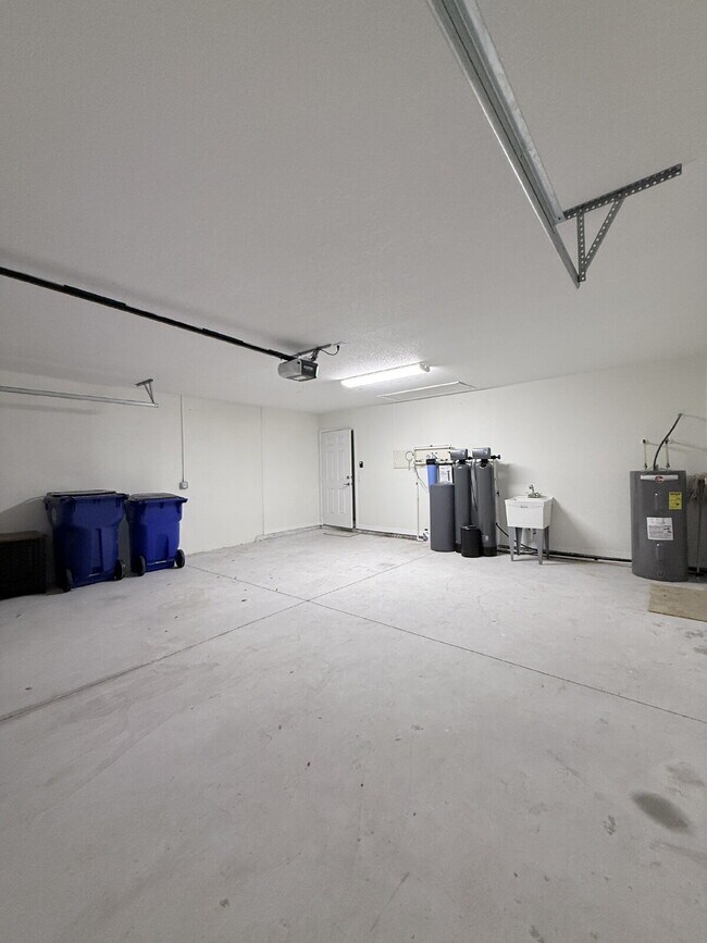Building Photo - 3 Bedroom and 2-Bathroom House