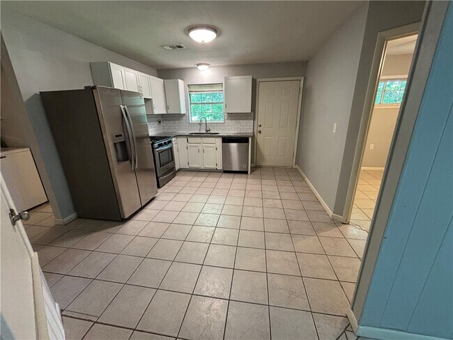 Building Photo - 6450 Nicole Ln