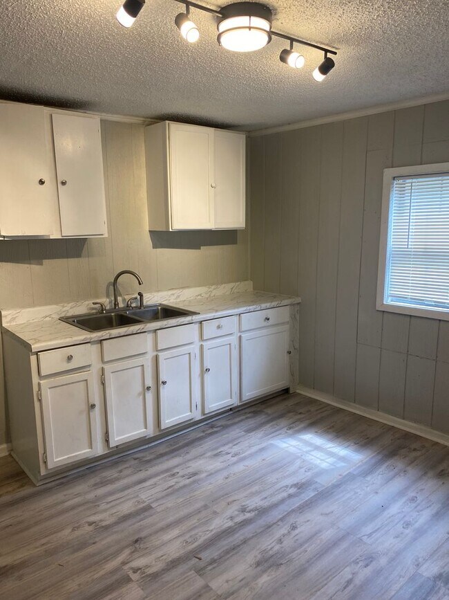 Building Photo - 2 Bedroom Home  with Fenced In Backyard 199.00 first month's rent