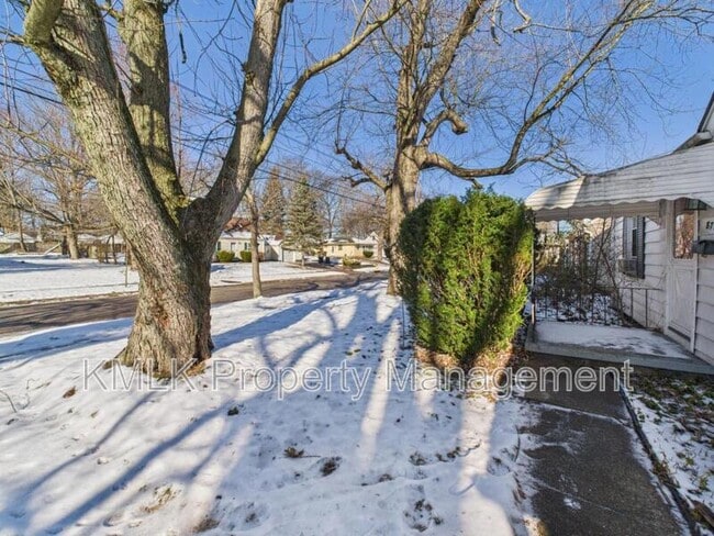 Building Photo - 871 Kennebec Ave