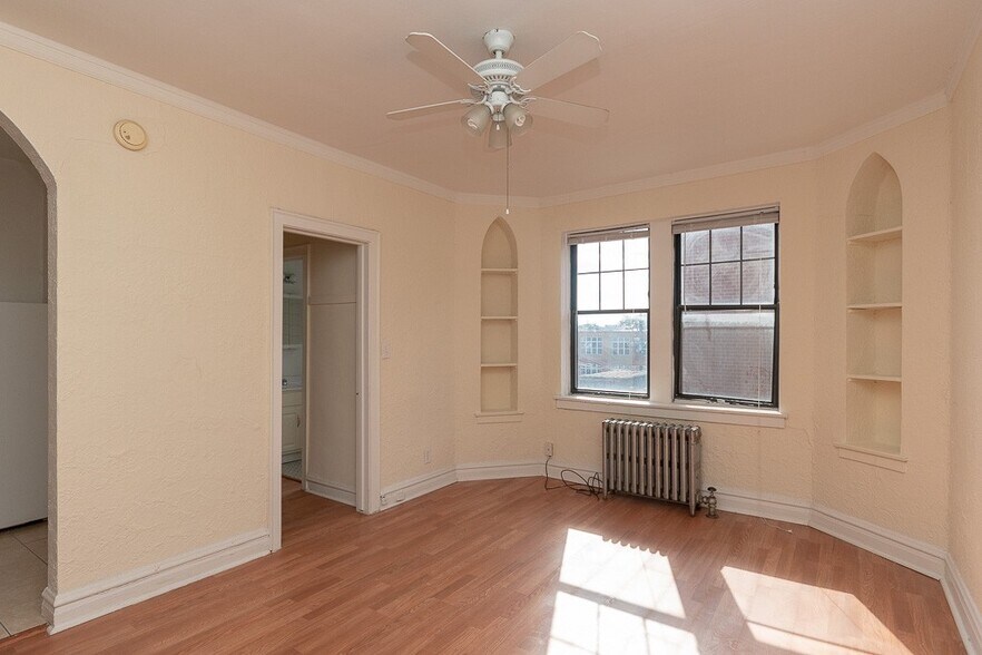 Building Photo - 4842 N Damen Ave