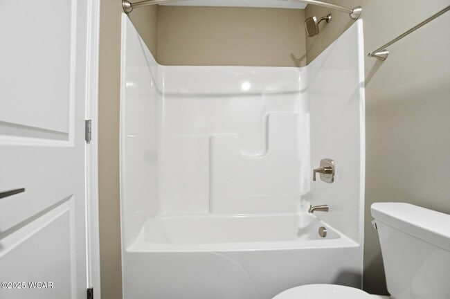 Building Photo - 2888 Lake Cir Dr