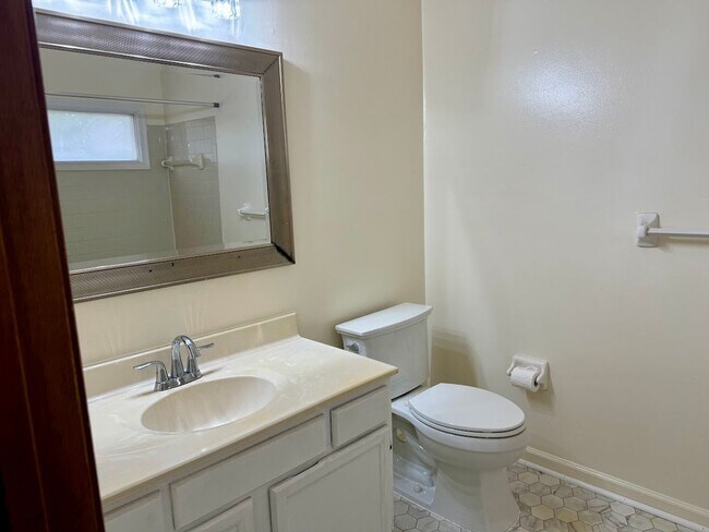 Building Photo - Stunning 3-bedroom Townhome in Heart of Vi...