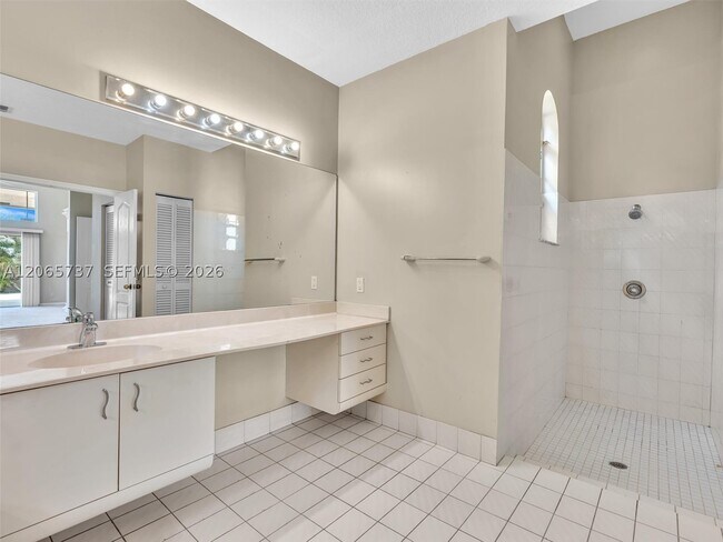 Building Photo - 11335 Lakeshore Dr