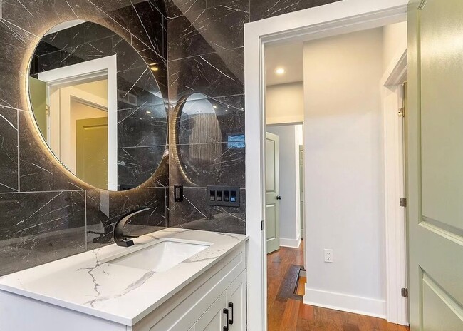 Building Photo - 9026 W Avalon Dr