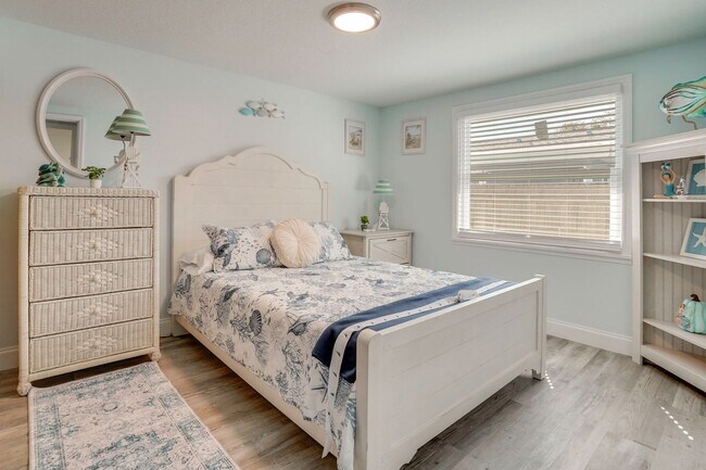 Building Photo - Fully Furnished 2BR/2BA Sarasota Home – Move-In Ready with Entertainment Room Near Siesta Key!