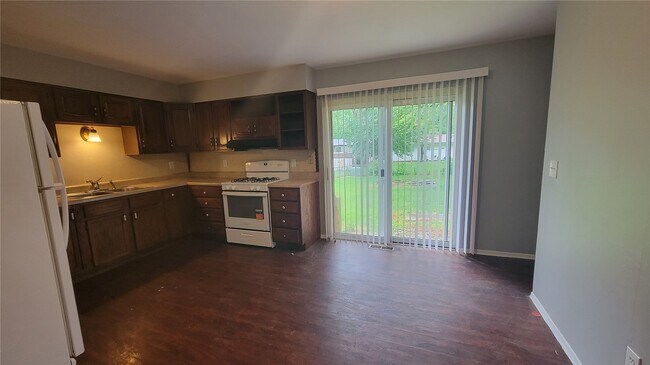 Building Photo - 800 Laredo Ave