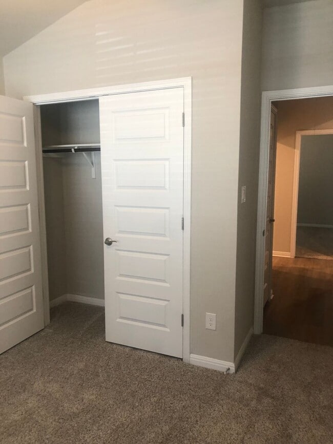 Building Photo - -=Available April 2026=-  4BR/2BA w/ Fenced Yard + Covered Parking in Hutto, TX