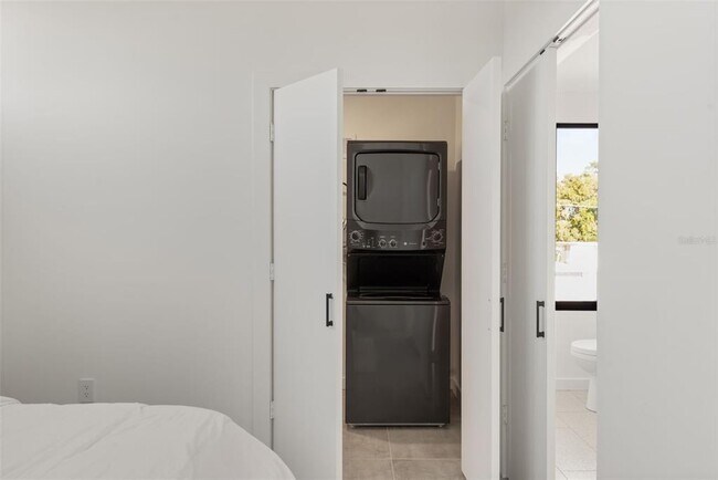 Building Photo - 870 Carver St