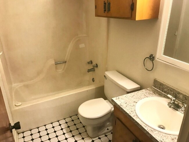 Building Photo - 2 Bed 1 bath apartment