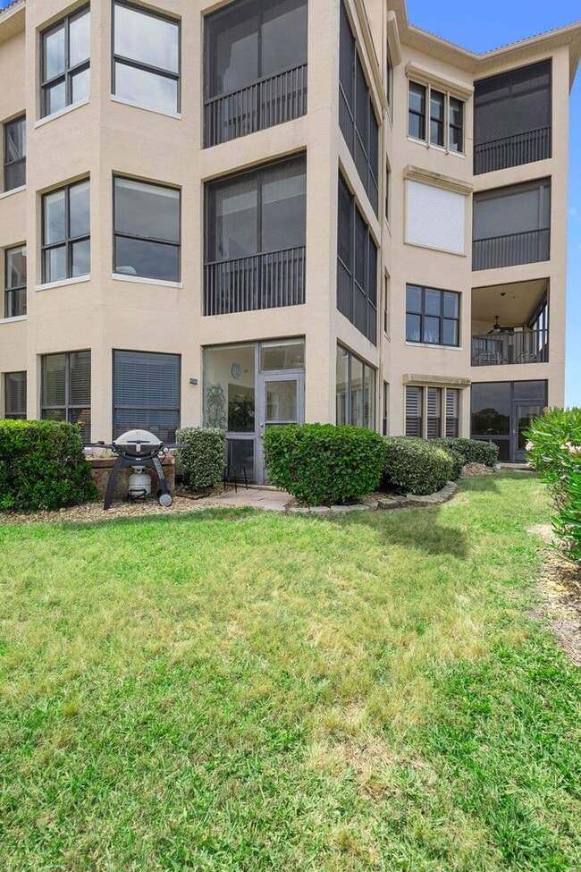 Building Photo - Beautiful Fully Furnished 3/2 Bouchelle Is...