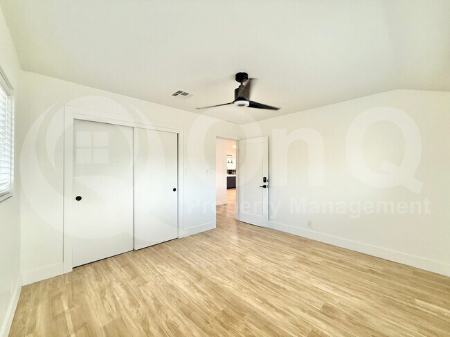 Building Photo - 1725 W Mitchell Dr