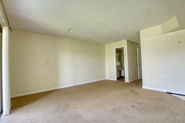 Building Photo - 4657 Fountains Dr S