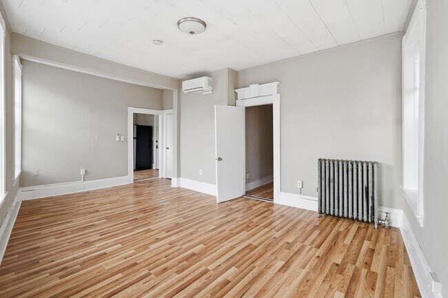 Building Photo - Your Hudson Home Awaits – 2 Bedrooms, Free Application, Pet Friendly