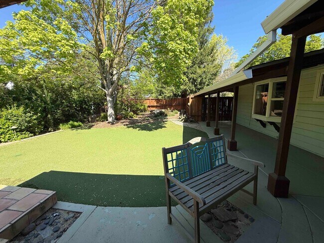 Building Photo - Charming Land Park 2 Bedroom