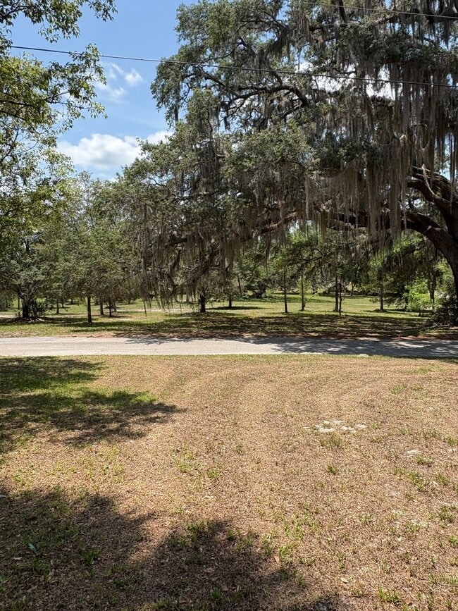 Building Photo - 2227 Country Club Rd