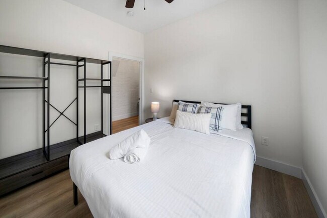 Building Photo - 704 Wayne St