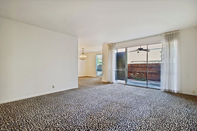 Building Photo - Spacious townhouse for rent! CPS & WATER INCLUDED WITH RENT !